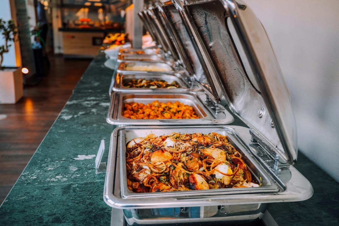 Charolas de buffet con pasta y verduras